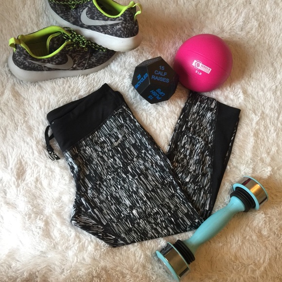 Nike Pants - 🎀Nike Cropped Running Leggings
